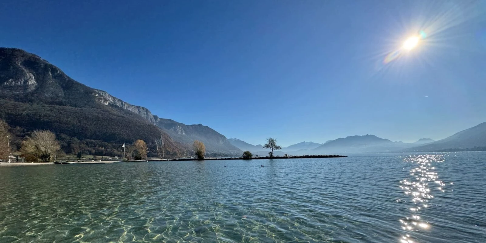 Image de : Vélo de ville vs Vélo Électrique : lequel choisir pour votre balade à Annecy ?