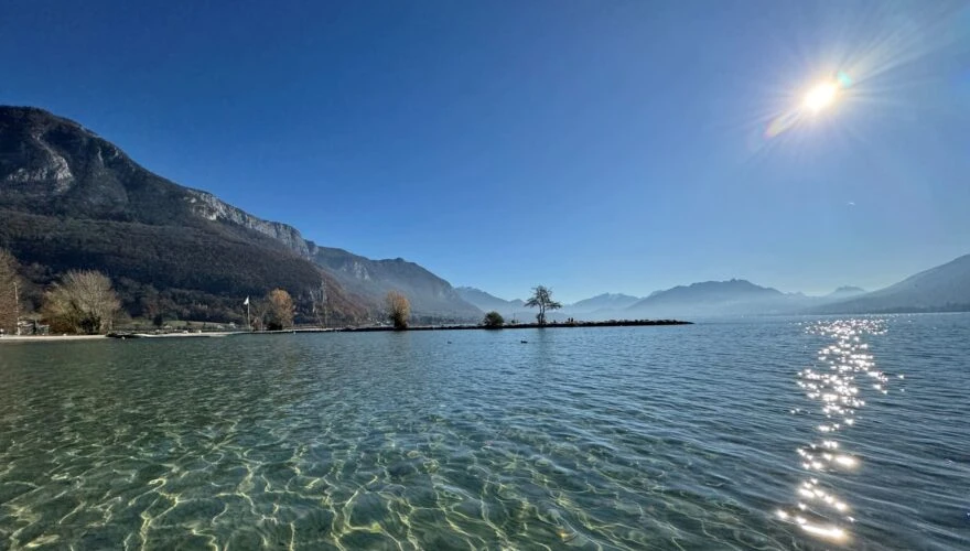 Vélo de ville vs Vélo Électrique : lequel choisir pour votre balade à Annecy ?