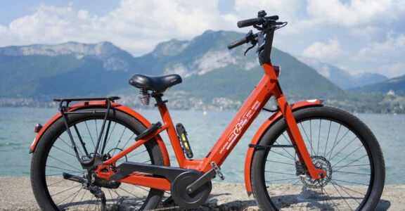 Vélo Roul'ma poule au bord du lac d'Annecy