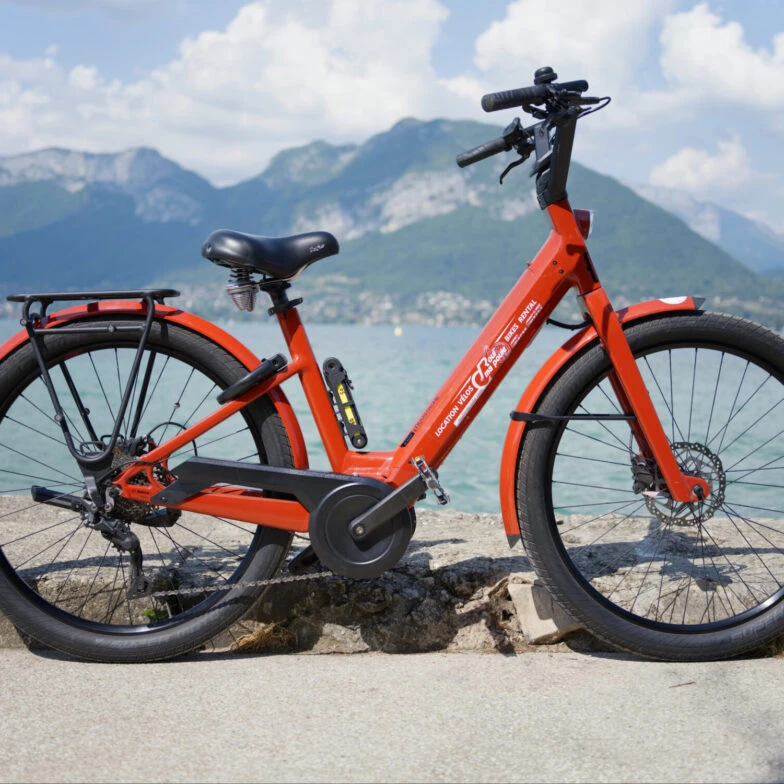 Vélo Roul'ma poule au bord du lac d'Annecy