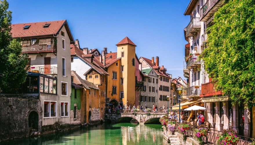 Découvrir Annecy : Les 6 monuments incontournables à explorer à vélo