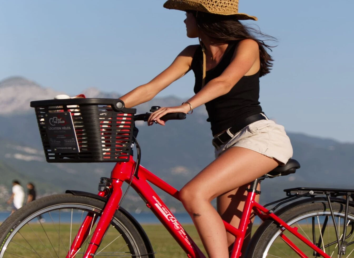 Femme avec un vélo loué à Annecy chez Roul'ma poule