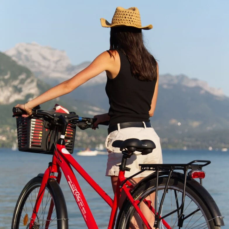 Femme avec un vélo loué à Annecy chez Roul' ma poule