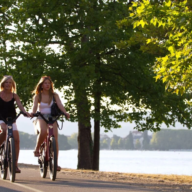 Femmes à vélo loué au magasin de vélos Roul'ma poule