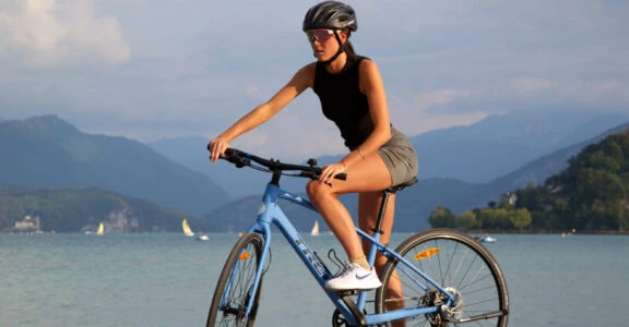Cycliste avec un vélo loué chez Roul'ma poule à Annecy
