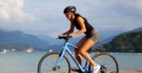 cycliste le long du lac d'Annecy