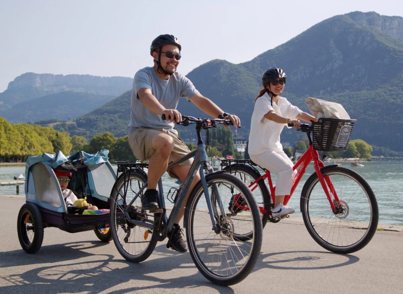 Famille à vélo au lac d'Annecy