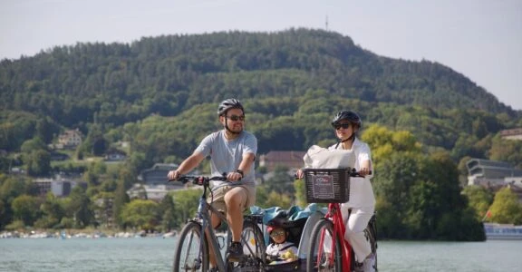 Famille avec un vélo et vélo cargo loués à Annecy chez Roul'ma poule