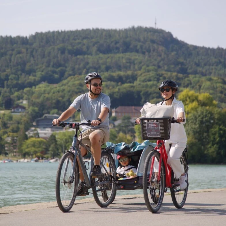 Famille avec un vélo et vélo cargo loués à Annecy chez Roul'ma poule