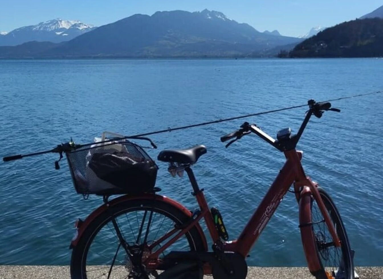 VAE Moustache Au Bord du Lac d'Annecy