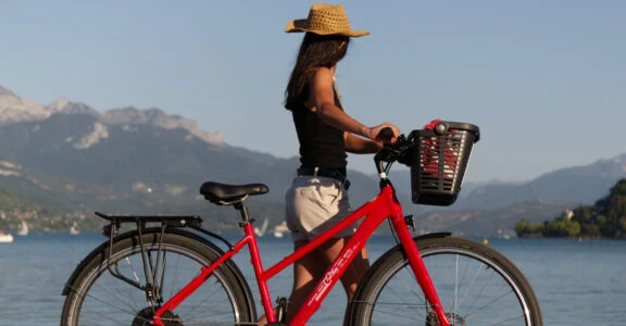 Comfort open-frame hybrid bike “Tour du Lac” for rent